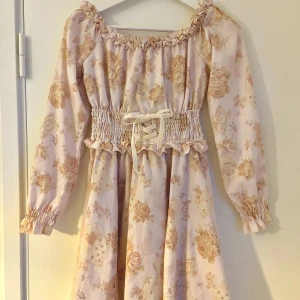 Liz lisa gyaru kawaii coquette klänning - Supersöt klänning ifrån japanska Liz lisa  - Alice i underlandet -tema.   - Storlek ”0” men uppskattar en västerländsk storlek S.     Säljes i befintligt skick, fråga om det skulle vara något ✨ finns på fler sidor