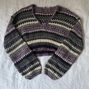 Croppad stickad tröja  - En mysig stickad tröja från pull&bear, använt bara ett par gånger. Den är tyvärr för liten för mig och därför kommer inte till användning. Skriv med prisförslag! 