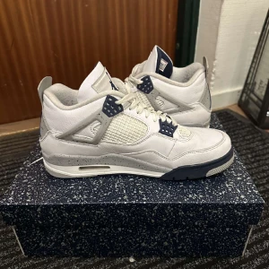 Jordan 4 midnight Navy - Säljer mina J4 Midnight Navy i storlek 43 då jag inte använder de. Väldigt bra skick Använda 3 gånger och rengöring görs innan.  den skickas. Nypris ligger på runt 4000+. Äkta såklart och kvitto finns.