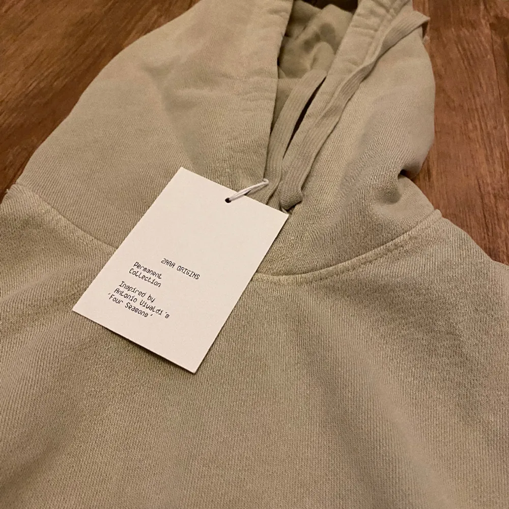 Helt ny Zara hoodie aldrig använd då den är för stor Ge gärna prisförslag. Hoodies.