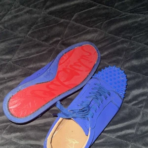 Louboutin  - Säljer dessa skor för bara 1300 kr. Dem är i jättebra skick. Mer bilder finns om önskas. Kommer med original paket och många extra saker. Skorna är mindre i storlek så dem passar som 43. 