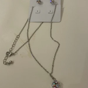 Guldhalsband med diakokula+örhängen med diskokula  - Silverhalsband och silverörhängen med diakokula. Aldrig använda fick i en julkalender och är inte min stil så säljer. 