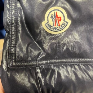 Moncler maya jacka - Moncler maya använd cirka 1 år jackan är i bra skick 9/10 jackan har inga fel. Vid intresse/funderingar är det bara att kontakta mig mvh Emin😁