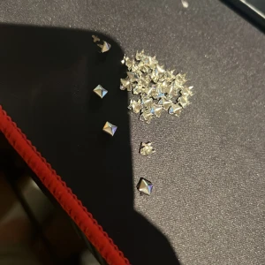 Flycrew liknande nitar - Nitar som väldigt lika valentino nitarna lite plattare men samma i storlek funkar om man behöver någon enstaka nit 50kr per nit men pris kan duskuteras kan visa bilder på hur den ser ut på flycrews vid intresse