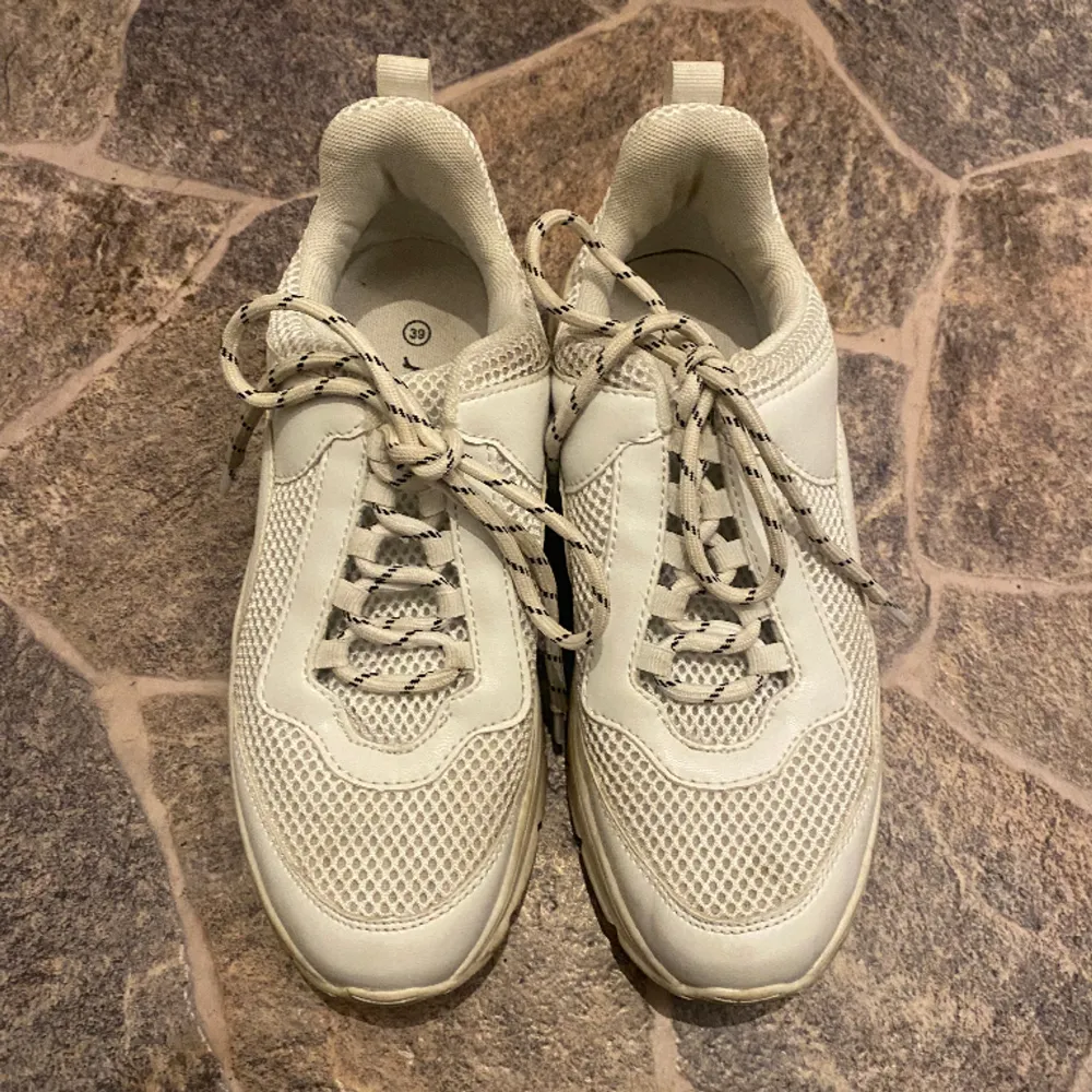 Vita sneakers från Monki strl 39🤍. Skor.