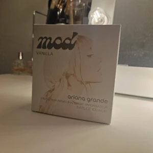 Mod vanilla Arianda Grande parfym - Halloj, säljer denna parfymen för att den är inte i min smak. Har endast sprayat den 1-2 gånger så den är helt ny. Köpte den för 800, den är i 100 ml. 