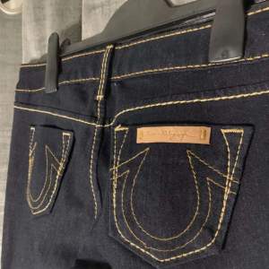 Lågmidjade marinblåa med guld tråding skinny jeans för kvinnor, gjord i usa. Aldrig använd och i jättebra skick! Uk storlek 6-8 ganska liten i storleken