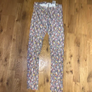 Leggings  - Med blommor i storlek 158