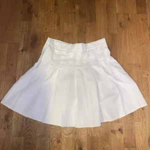 Dragkedja kjol  - Vit i storlek L. Endast använd några gånger så som ny!