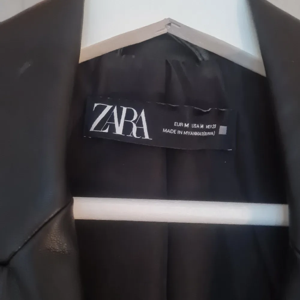 Oanvänd svart faux-leather kavaj från Zara.   Strl M. . Jackor.