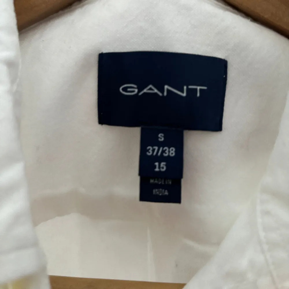 Gant Oxford skjorta regular som bara är provad. Helt ny Gantskjorta, så klart äkta✅  skick 🤩10/10🤩 storlek 37-38 som är S passar 170-180 modellen är 180. Skjortor.