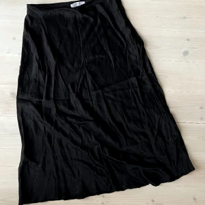 Satinkjol från & other stories - Svart satinkjol i jättefint skick, behöver bara strykas 🤪 tyvärr lite för kort för mig som är 176cm. Strl 36.