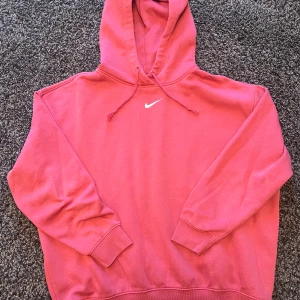 NIKE oversize hoodie M - Oversize hoodie med broderad center Swoosh / NIKE ESSENTIALS POPOVER HOODIE - pink / hallonröd/rosa Gott skick! Finns i Skogås 🏡 https://www.unisportstore.se/huvtroejor/extra-stor-fleecehuvtroeja-nike-sportswear-essential-collection-foer-kvinnor/236182/