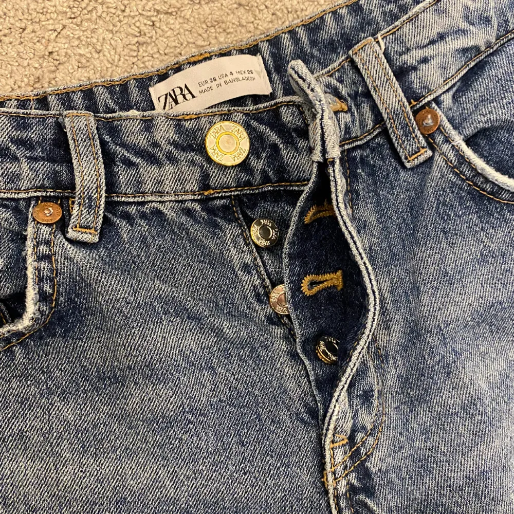 Blåa mid waist jeans ifrån Zara. Köpta på plick för ett tag sedan, inte använda av mig så många gånger efter det. . Jeans & Byxor.