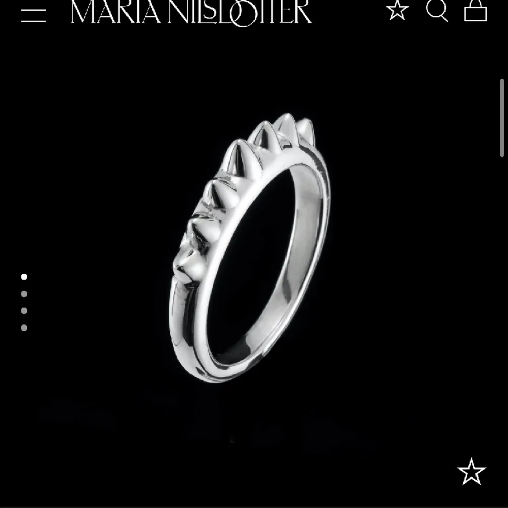 Säljer denna superfina ring från Maria Nilsdotter! Ringen är i nyskick och inte så använd 💖Nypriset är 2295kr och jag säljer den för 1400kr, kan även tänka mig att byta mot andra saker från Maria! 🙌🏻. Accessoarer.