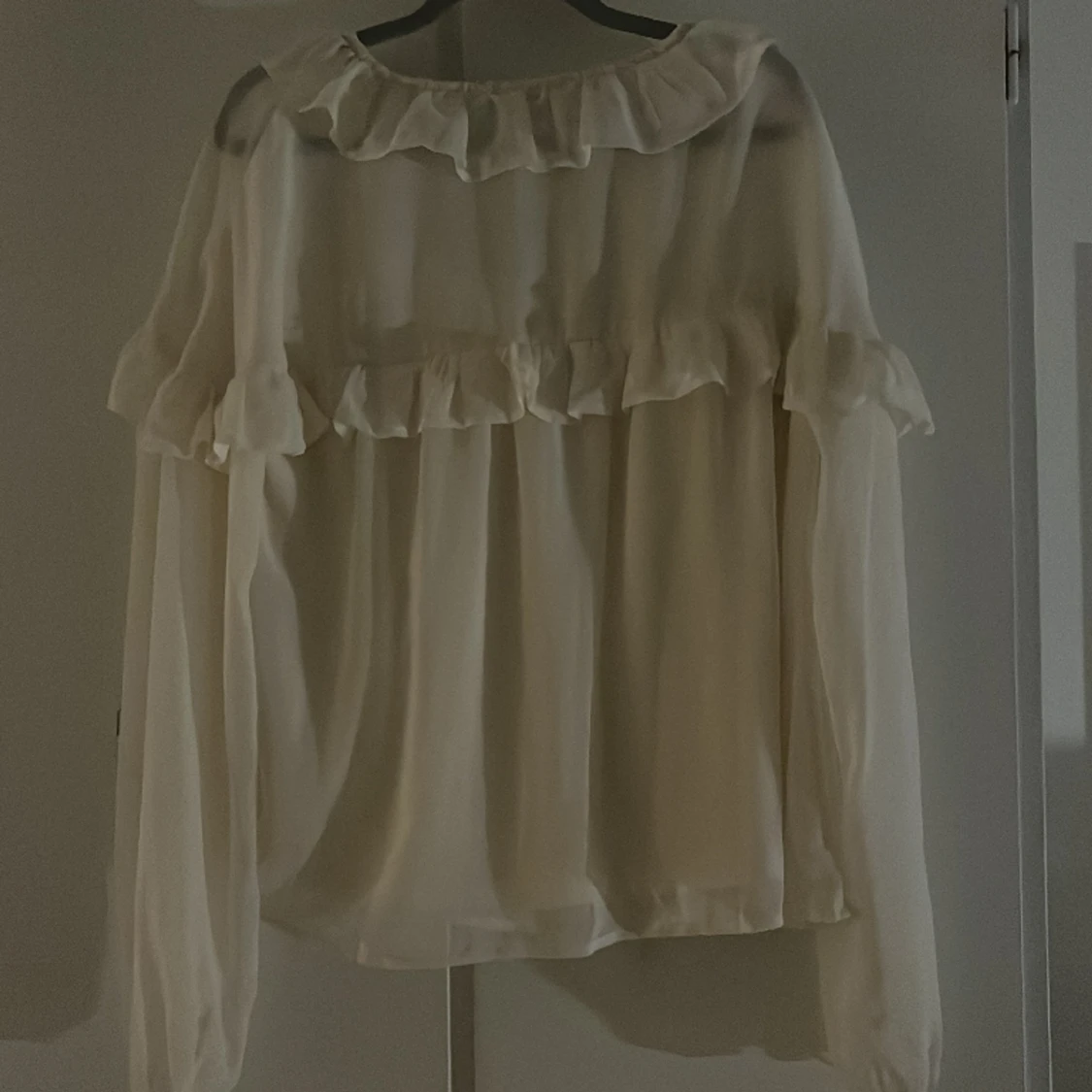 Blus med volanger - 90
