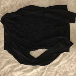 Spets tröja - Säljer denna spets långärmaden från Lindex helt ny🖤 Väldigt tunn och skön! Buda!