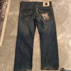 Säljer dessa sjukt coola vintage ed hardy byxorna jag köpte second hand i Nederländerna <3 jag köpte de för 120 euro vilket motsvarar ungefär 1400kr men säljer för 850kr!! storlek 34 icke europeisk storlek!!