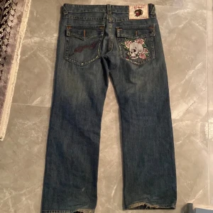 Ed hardy vintage jeans  - Säljer dessa sjukt coola vintage ed hardy byxorna jag köpte second hand i Nederländerna <3 