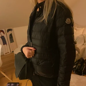 Moncler jacka - En tunn dunjacka från moncler. En gammal modell köpt för ca 10 år sedan. Har inte används på länge och kommer inte till användning längre. Pris kan diskuteras. Köp direkt för 2000 