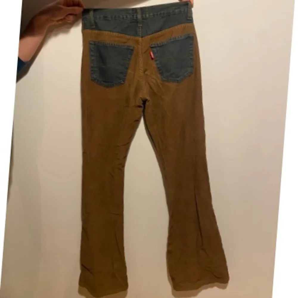 Säljer dessa supercoola bootcut jeans med brun manchester. Från märket rockwood. Köpa i Paris för 700 kr, så säljer billiga!! Passa på 😍. Jeans & Byxor.