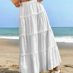 Vit långkjol  - ❗️Lånad Bild❗️ Superfin långkjol, köpt på SHEIN för 219 kr. Knappt använd! En liten fläck uppe vid bandet, syns inte när den används, kolla tredje bilden. Annars i superbra skick! Hör av er vid frågor🙌