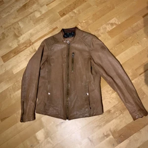 Läder jacka - Schysst biker jacka i strl s men den sitter mer som en m. Den är i fint skick förutom en skada vid högra bröstet.