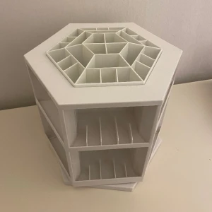 Smink förvarning  - En snurra med förvaring till smink/hudvård (eller vad som passar dig). Köptes för något år sen men har inte kommit till någon användning. Vill bli av med den så pris kan diskuteras om de skulle vara så!