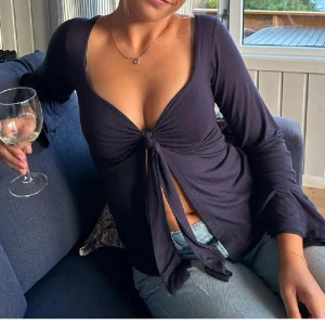 Blus - Superfin blus från design by si. Enbart använd en gång och är därmed i nyskick. Storlek xs/s💕