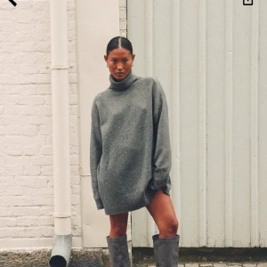 Stickad klänning - Säljer denna as snygga stickade klänningen från Nelly, endast testad (tyvärr för sent för att kunna reklamera). Är 170cm och klänningen är tyvärr för kort för mig. Har beställt en större storlek för att den är riktigt snygg. 