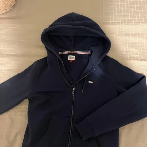 Tommy hilfiger hoddie  - Äkta!Väldigt fin! Passar både tjejer och killar