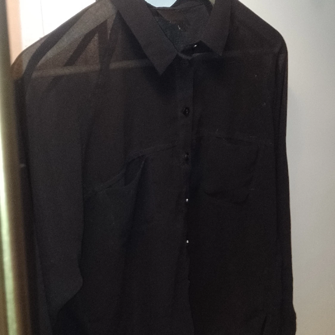 Svart genomskinlig blus med knappar  - 90