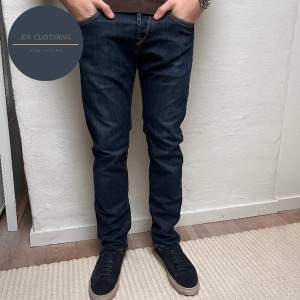 Ett par feta mörkblå slim jeans från Tramarossa som passar riktigt bra nu till vintern. De har använts varsamt och är i mycket gott skick. Storlek 31, modellen på bilden är 181 och väger 71kg. Nypris 3700 - vårt pris 395