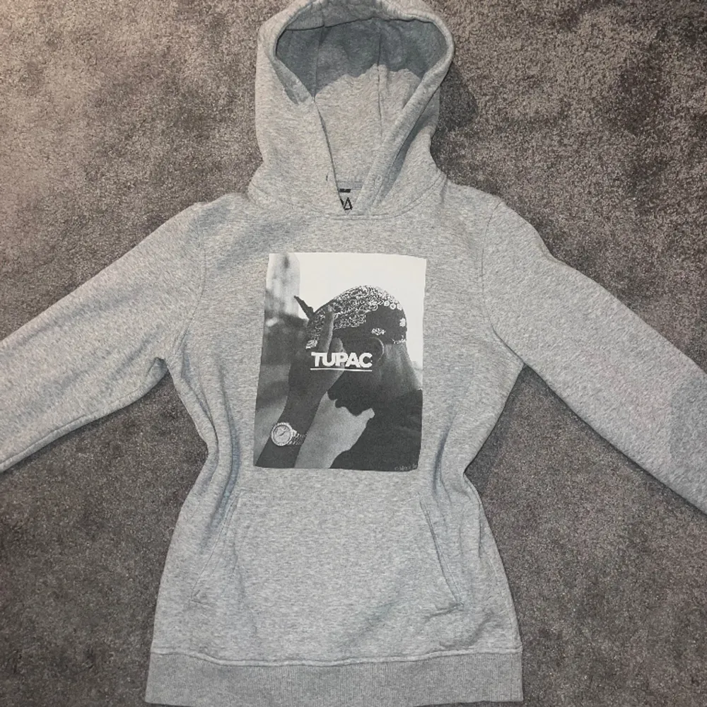 Säljer min coola Tupac hoodie då den inte kommer till användning! Använd fåtal gånger & inga defekter men har dock tagit bort snörena till luvan💗. Hoodies.