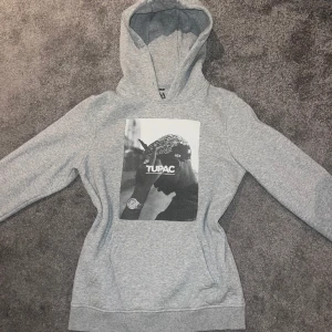 TUPAC hoodie - Säljer min coola Tupac hoodie då den inte kommer till användning! Använd fåtal gånger & inga defekter men har dock tagit bort snörena till luvan💗
