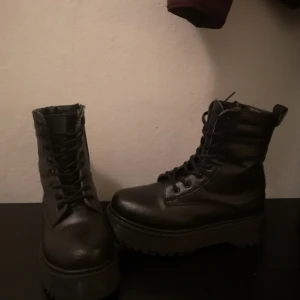 NA-KD Kängor - Skitsnygga kängor knappt Andvända. 