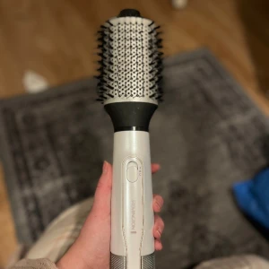 Varmluftsborste/stylingborste - Varmluftsborste/stylingborste från Remington knappt använd. Hydraluxe nypris 600kr