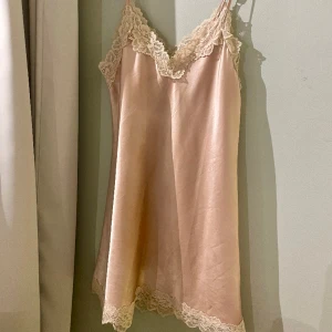 Nattlinne - Nattlinne i Silke, endast provat💫🫶🏽💞(man kan justera längden på axelbanden)