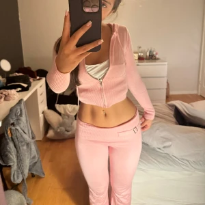 rosa sett! 🎀 - Säljer detta jättetrendiga rosa stickade sett dom tyvärr inte kommer till användning! Köpt för 699, säljer för 399 💝