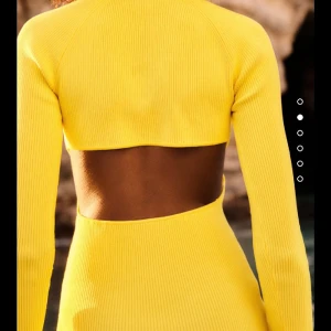 Kläninng - Gul somrig klänning, vringad, långärmad, cool öppenrygg💛🌼