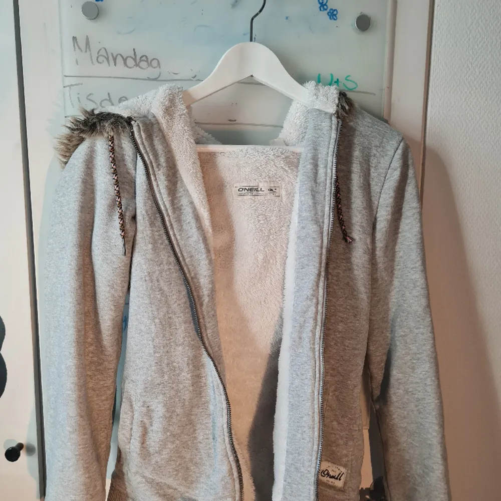 Mysig kofta från oneil. Sparsamt använd. Perfekt till kalla sommar/vår kvällar. Eller till höst och vinter. Är i storlek M men passar även s. Hoodies.