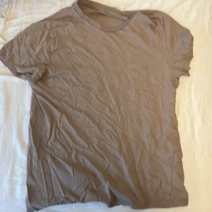 HM T shirt relaxed fit - Använd HM T-shirt i använt skick. Inga skador på den. Kan fraktas