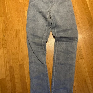 Jeansleggings - Lite tunnare jeans med resår i midjan. Knappt använda 