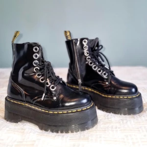 Jadon Max Dr. MARTENS - Dessa är endast använda ett fåtal ggr och säljer för att de tyvärr är för små för mig. De är i så fint skick och kommer med orginallådan! 