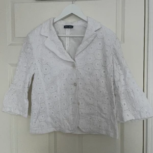 Kavaj i spets - Jättefin kavaj i vit spets från Gerry Weber i bra skick. Stl 40. Pris är diskuterbart 