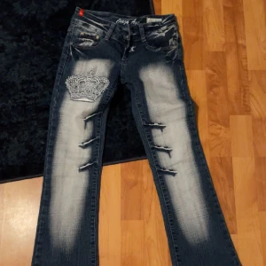 Crazy age jeans - Jättefina crazy age jeans köpta här på plick men tyvärr aldrig använda då de var för små. Midjemåttet är 32cm och längden passar bra för någon runt 155-160! Köpte dem för 500kr, bra skick men lite slitna längst ned, hör av dig vid frågor!💕