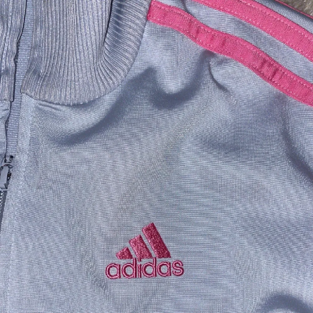 Adidas hoodie storlek S-M. Super fin och sällsynt i just denna färg kombination. Kan även tänkas mötas upp i Malmö.. Hoodies.