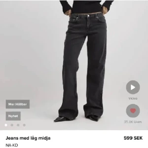 Low waisted jeans - FRI FRAKT M KÖP NU - Så fina jeans från nakd. Tyvärr för korta på mig som e nästan 180. Helt oanvända. Slutsålda. Pris är EJ diskuterbart.