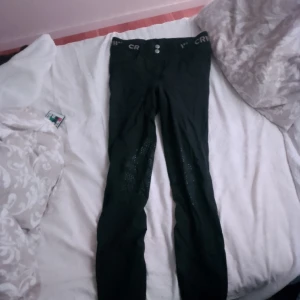 Ridbyxor  - Jag säljer ridbyxor, använts ofta men kan lätt tvättas.