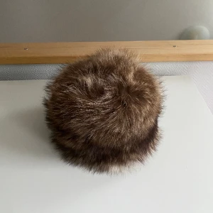 Pälsmössa - En pälsmössa köpt second hand så vet inte om det är äkta eller faux fur 😇sista bilden är lånad men inspo